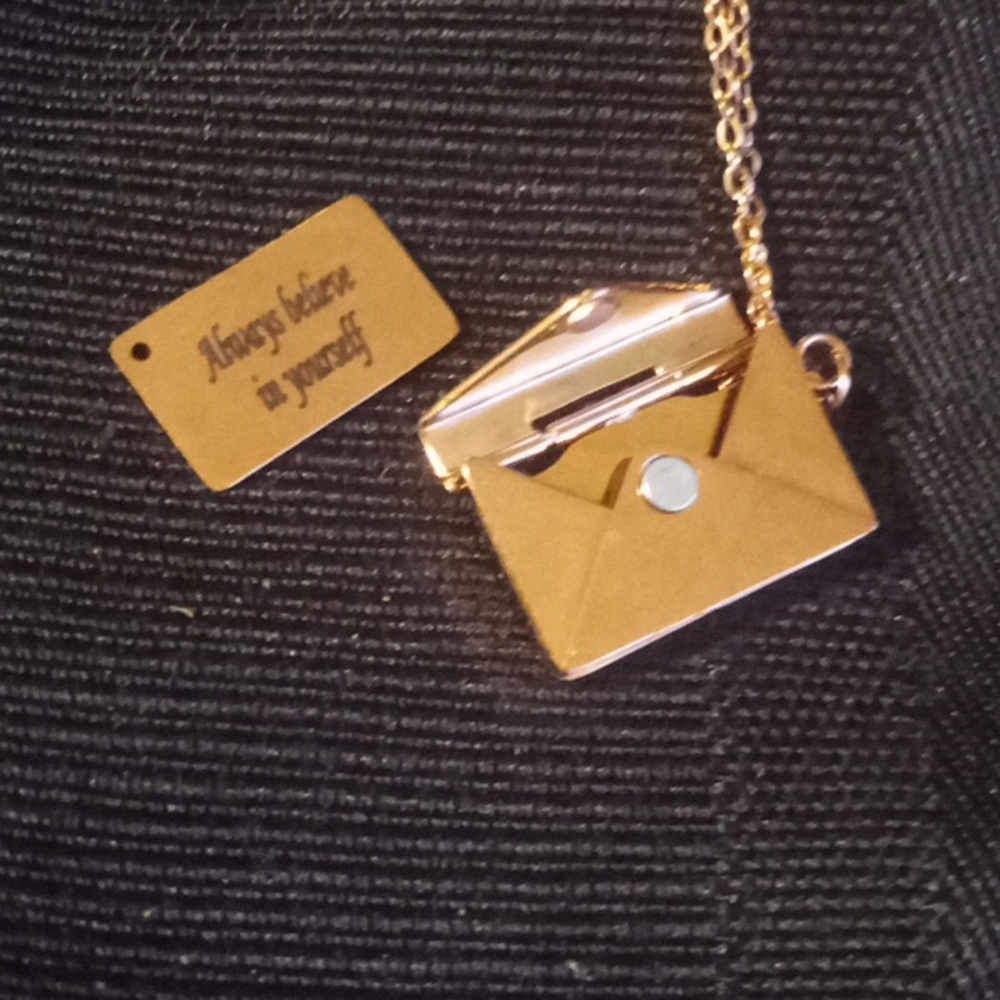 Various gold pieces of jewelry NOT sold out